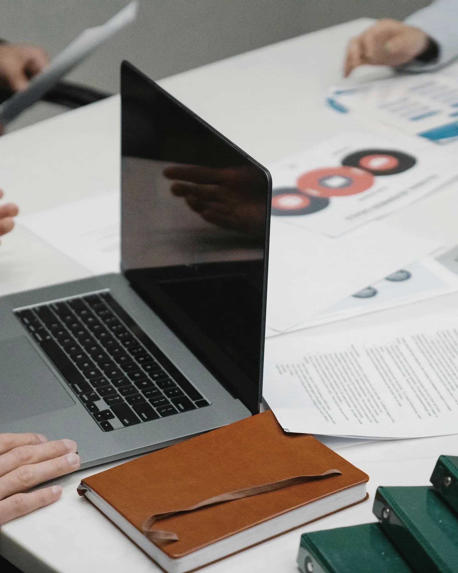 Mesa con portátil, documentos y métricas durante una sesión de priorización operativa por fases